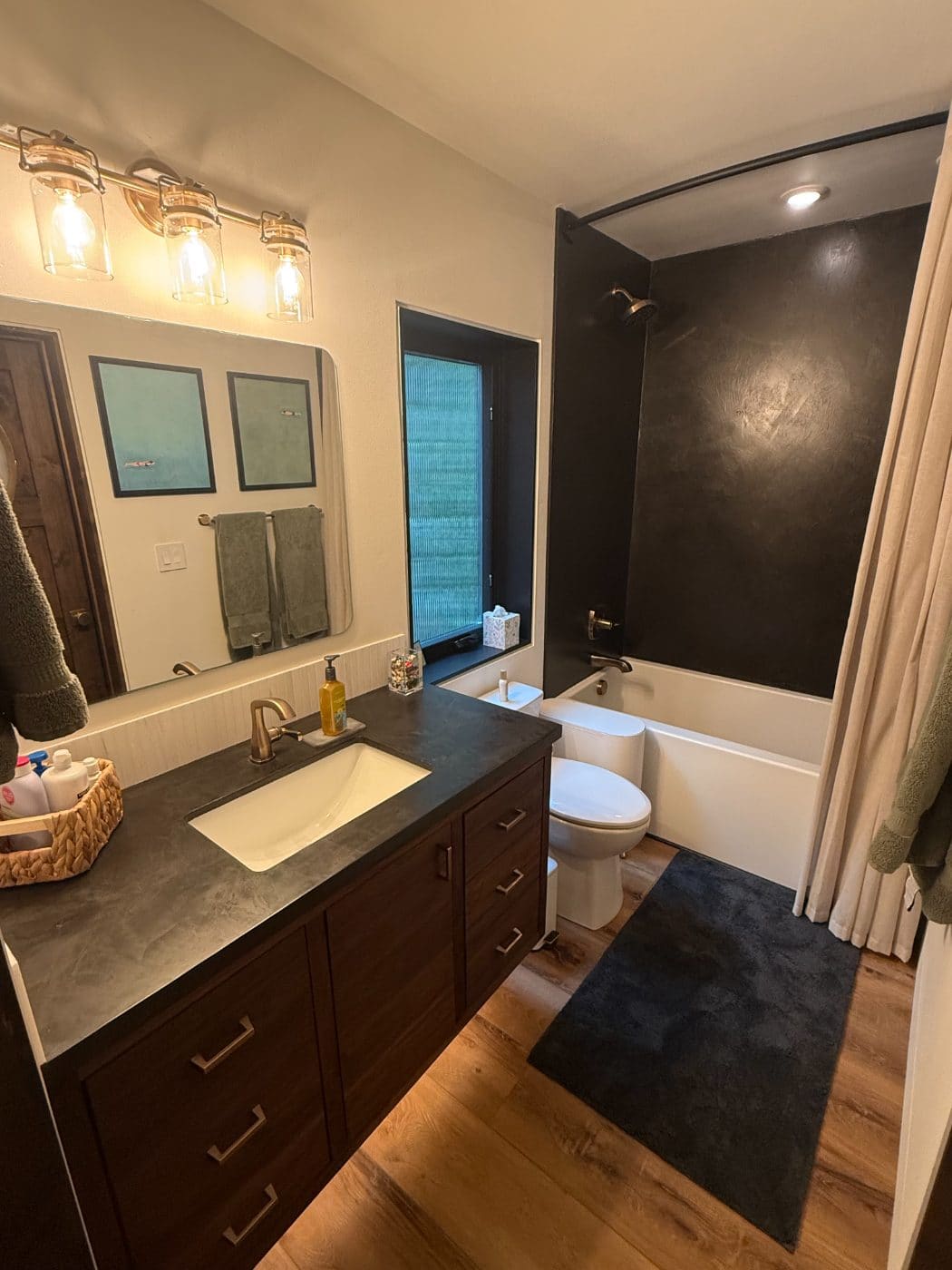 Full microcement wall plane in a bathroom, worked without joints